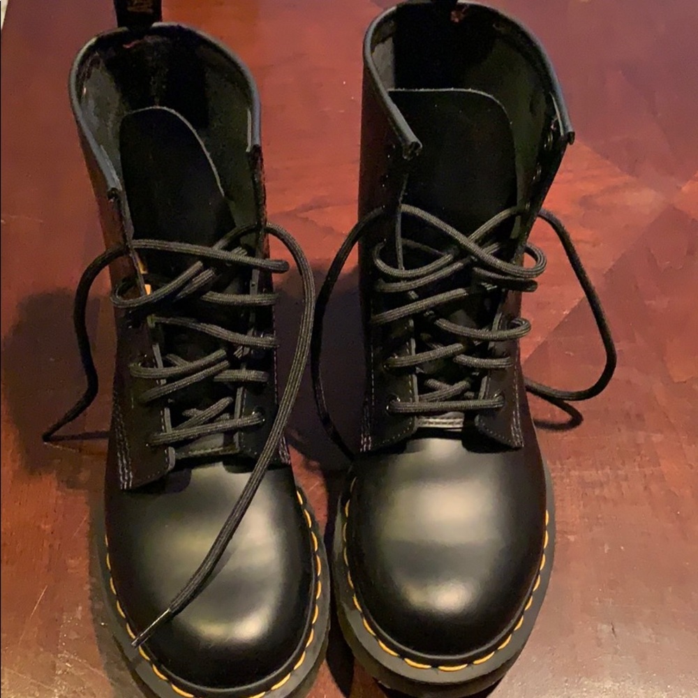 Dr Marten Boots Like New.